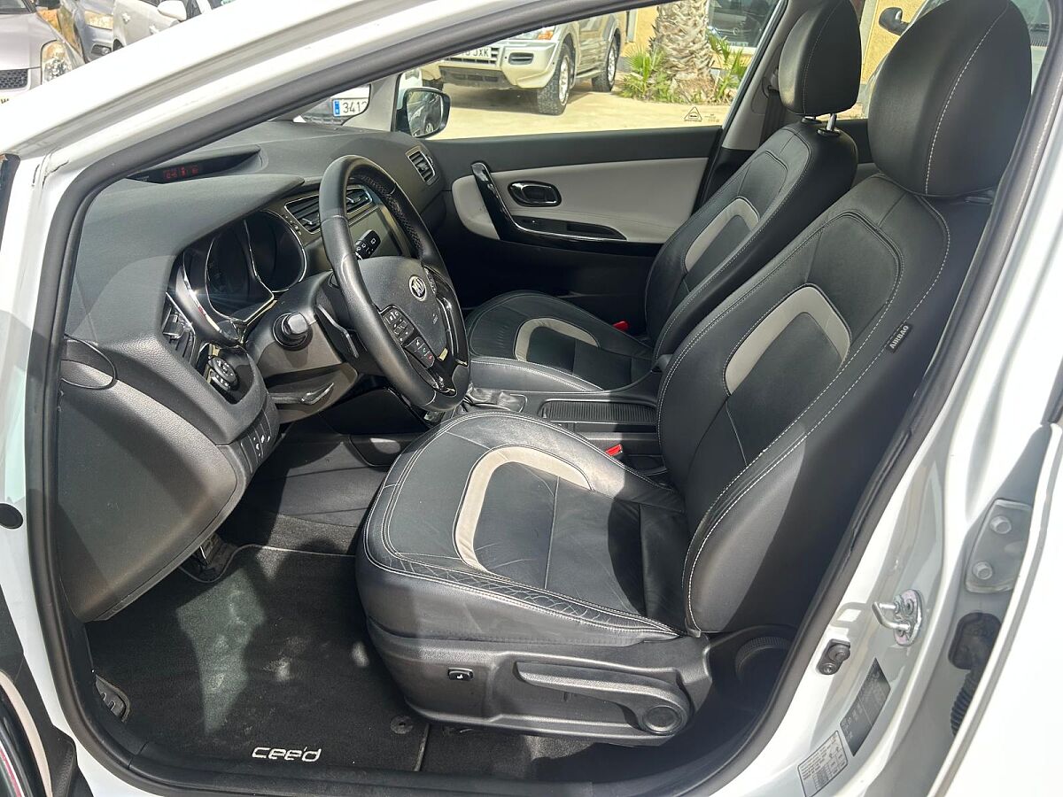 KIA CEE'D EMOTION 1.6 CRDI AUTO SPANISH LHD IN SPAIN 76000 MILES SUPERB 2014